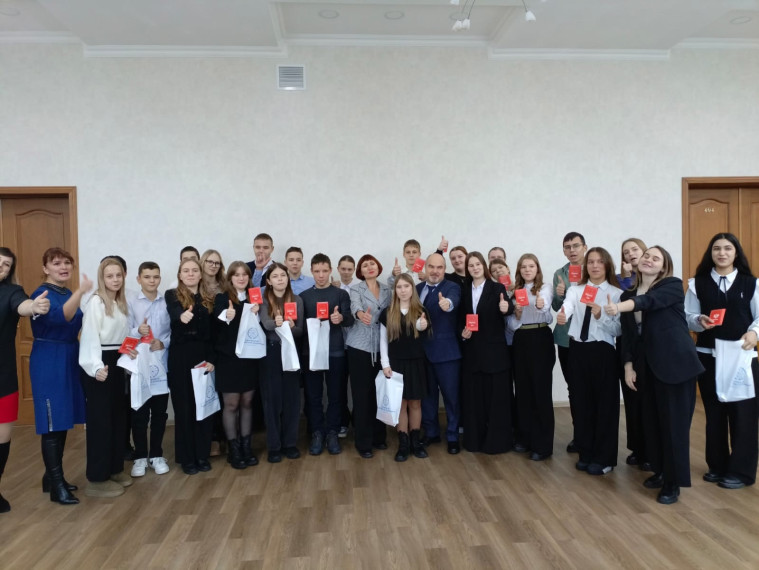 Вручили паспорта обнинским школьникам – активистам «Движения Первых»..